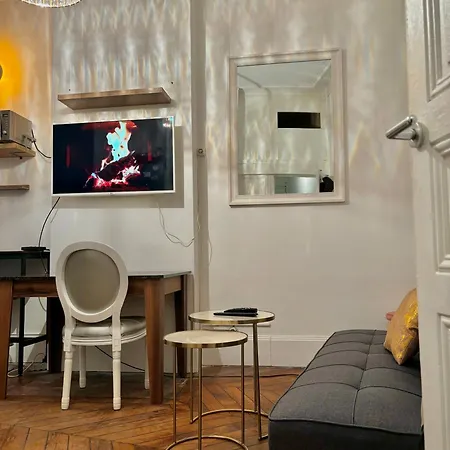 Petit Cocon En Face Du Parc Monceau Apartment Paris